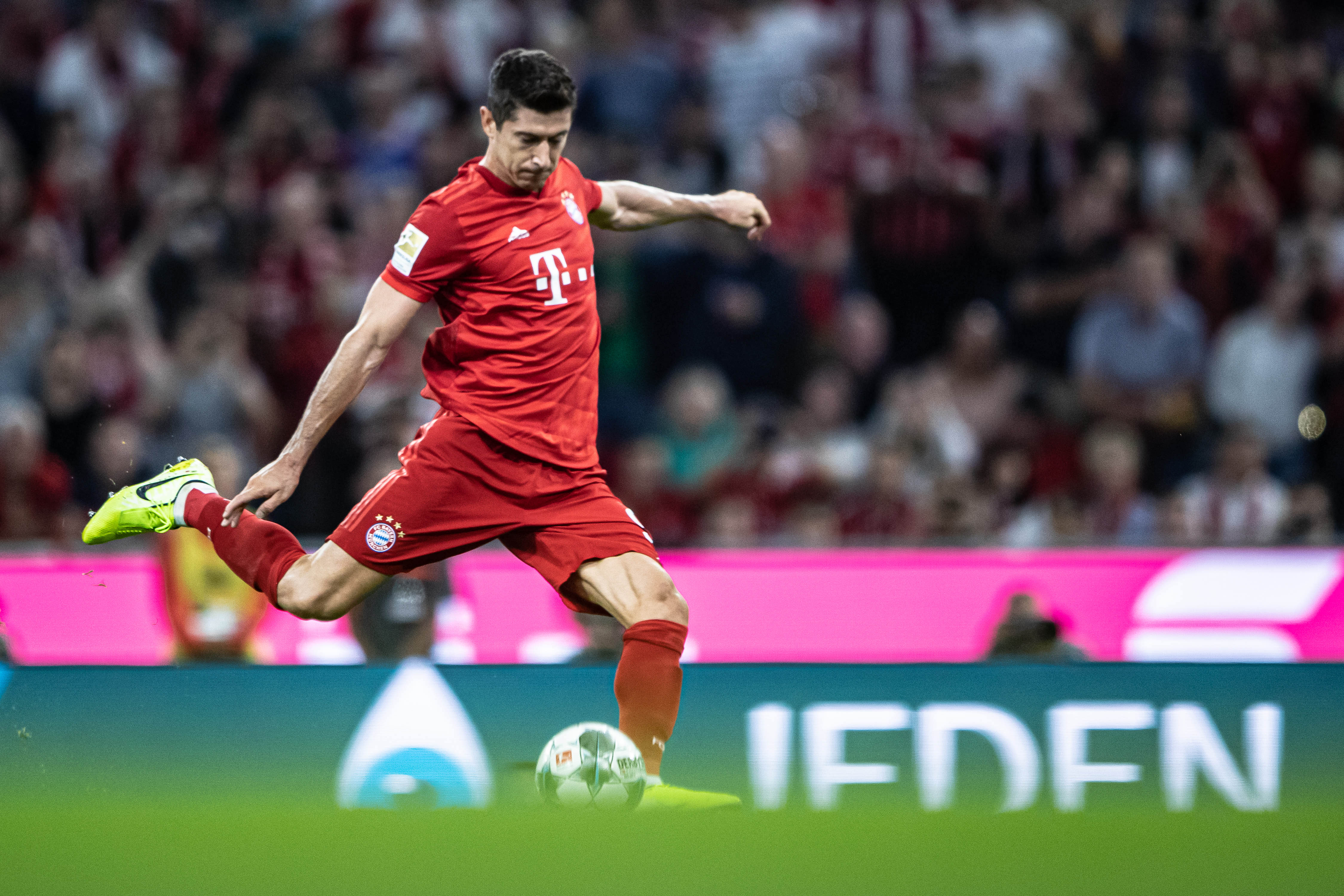 外媒：马拉多纳的宝马i8进行拍卖，起拍价1万欧元