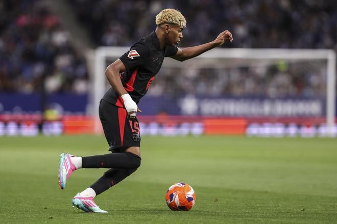 NBA：詹姆斯30+10+8 湖人险胜灰熊